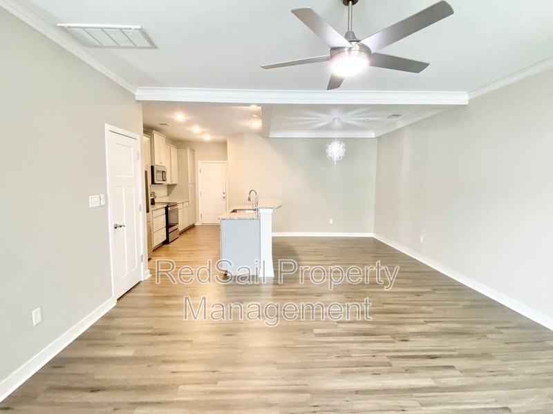 208 Fishers Ct - Photo 5 of 37