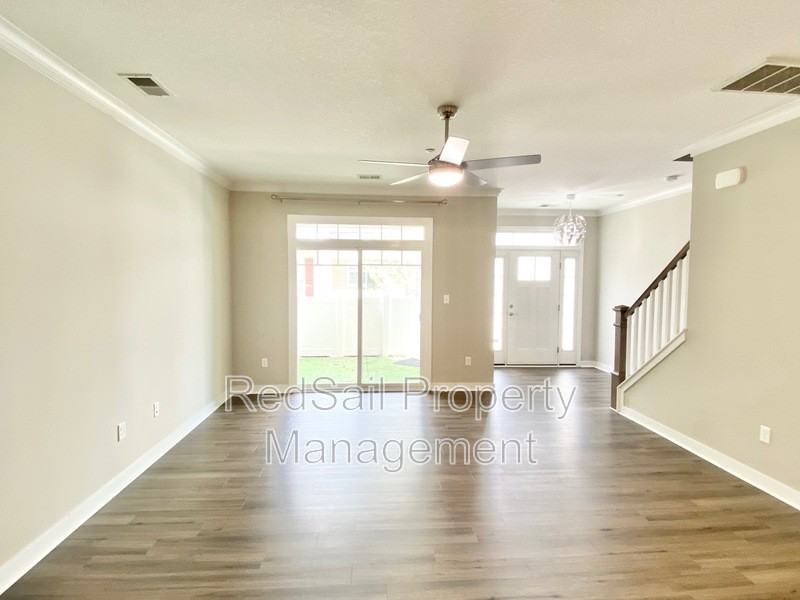 208 Fishers Ct - Photo 6 of 37