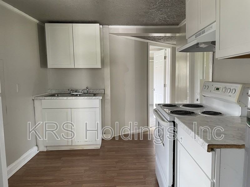 1014 43rd St - Photo 3 of 15