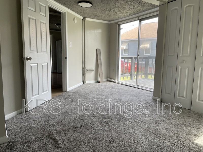 1014 43rd St - Photo 4 of 15