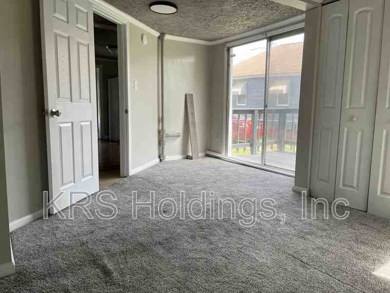 1014 43rd St - Photo 6 of 15