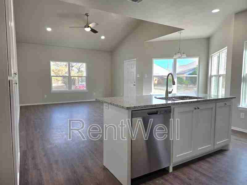 3115 74th St - Photo 2 of 12