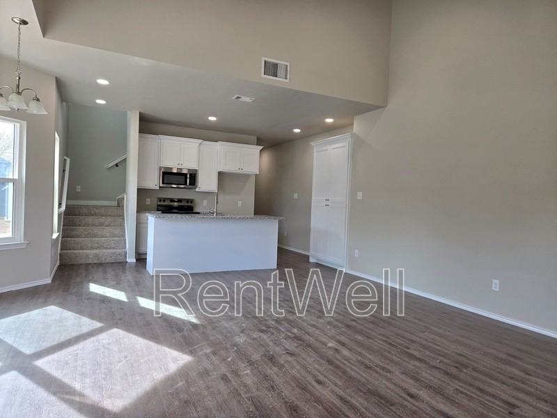 3115 74th St - Photo 3 of 12