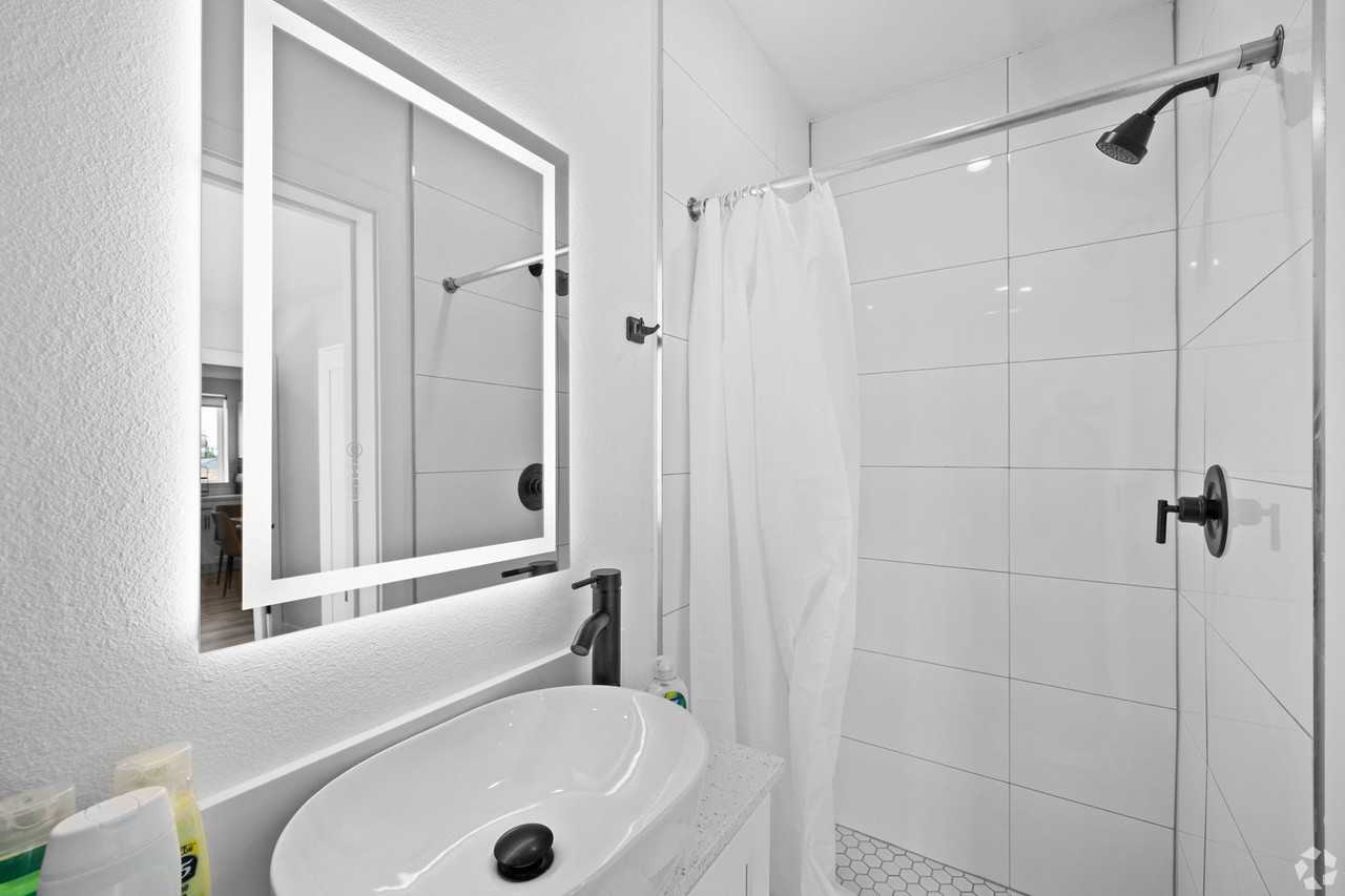 Leo P 3111 Walton Ave - Photo 4 of 5