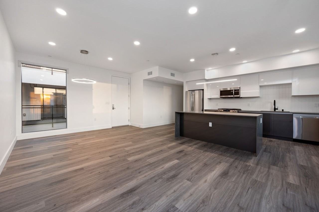 Hartsook House - Photo 2 of 21