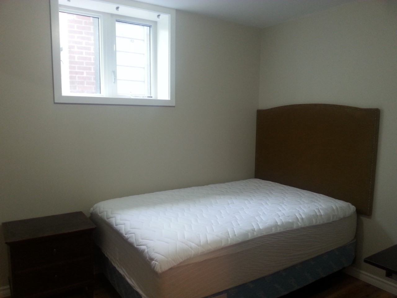 University of Ottawa Furnished Rooms in All Females Unit - Photo 4 of 6