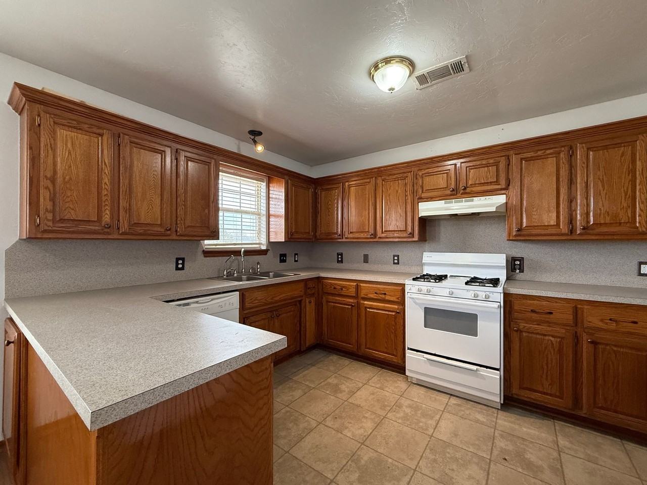 2374 Holden Ln - Photo 3 of 20