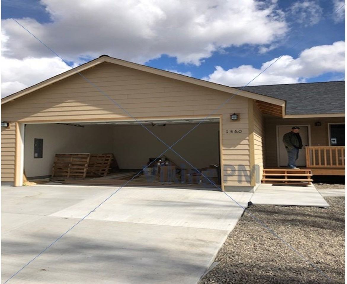 1360 Nw Breann Loop - Photo 2 of 11