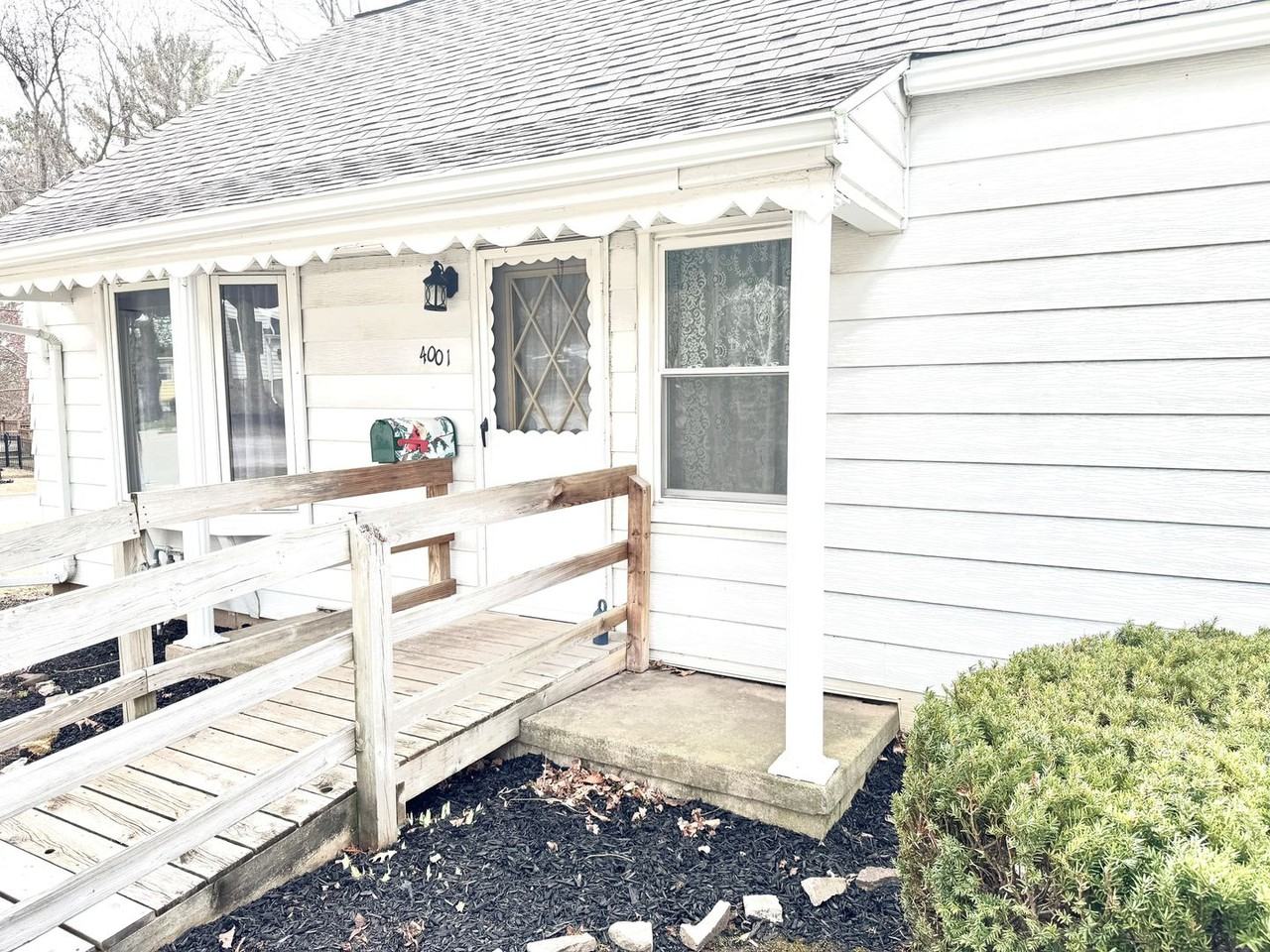 4001 Winnemac Ave - Photo 2 of 9