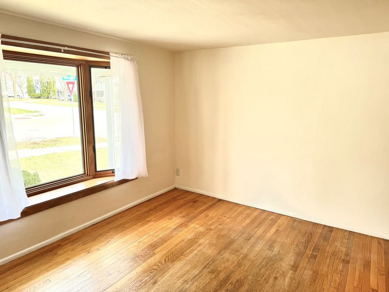 4001 Winnemac Ave - Photo 3 of 9