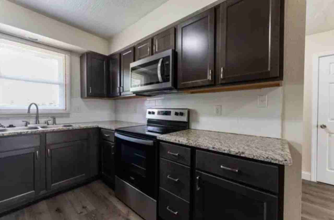 312 E Redwood St - Photo 4 of 11