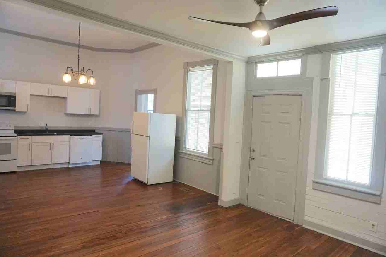 404 E Duffy St - Photo 2 of 15