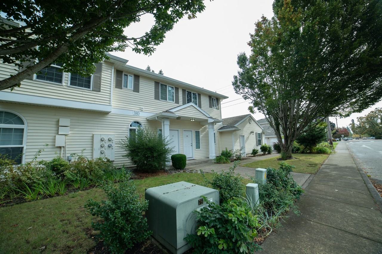 370 N Douglas St - Photo 3 of 24