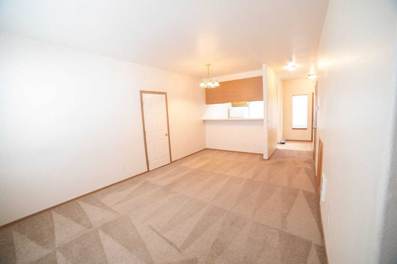 370 N Douglas St - Photo 4 of 24