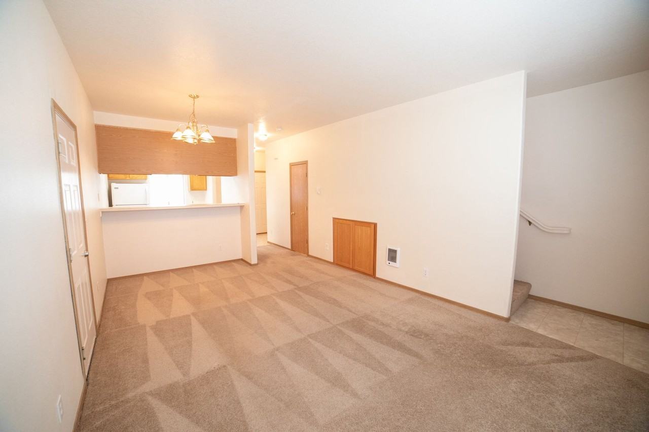 370 N Douglas St - Photo 5 of 24