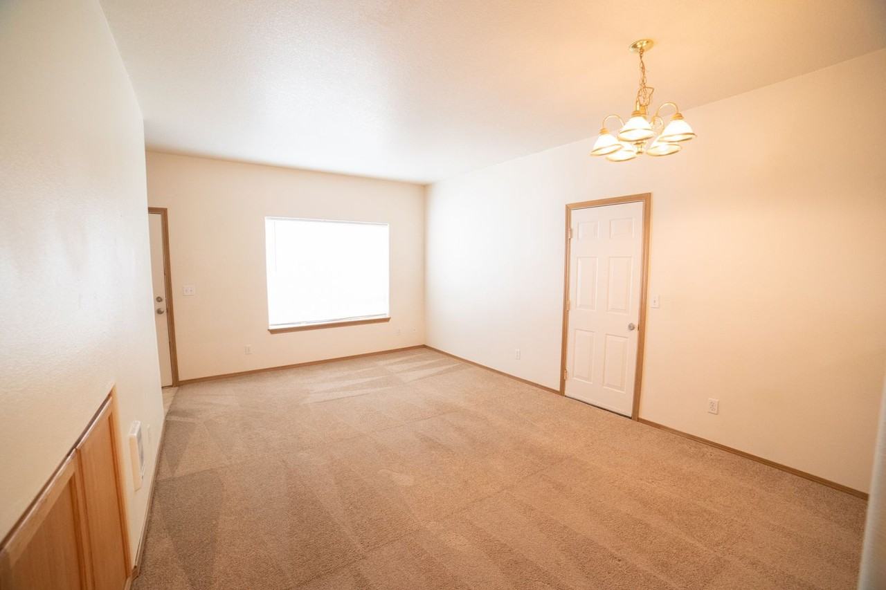 370 N Douglas St - Photo 6 of 24