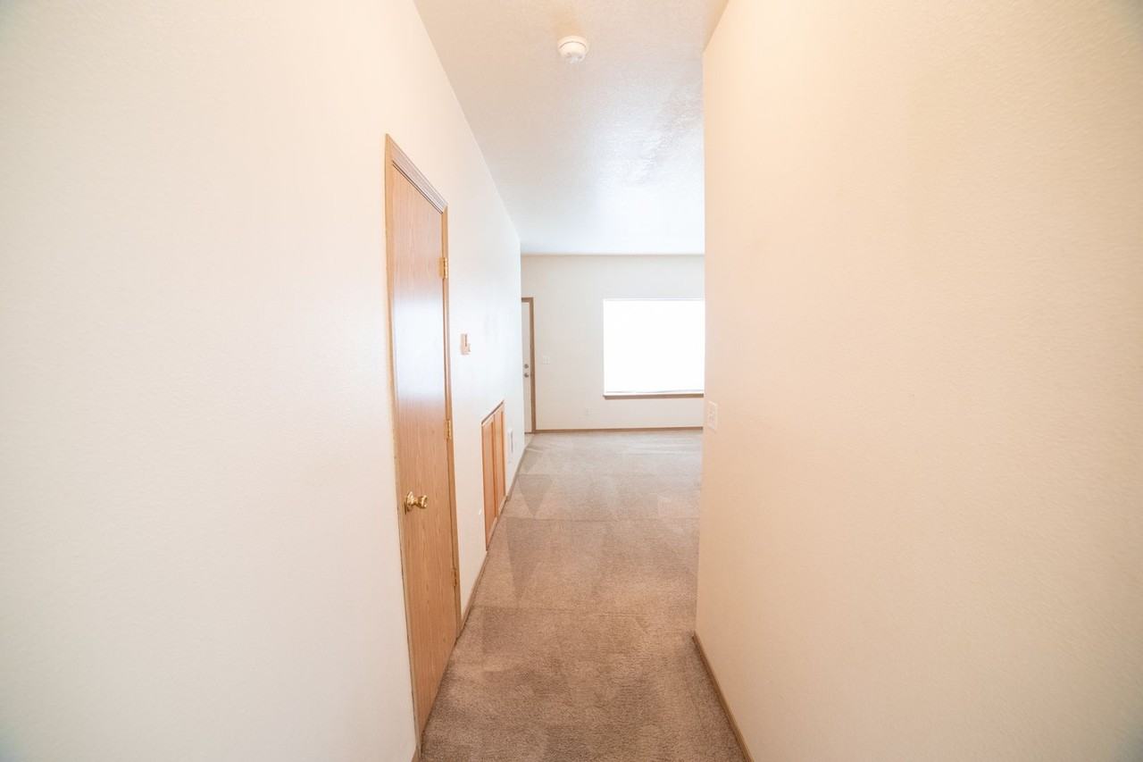 370 N Douglas St - Photo 7 of 24