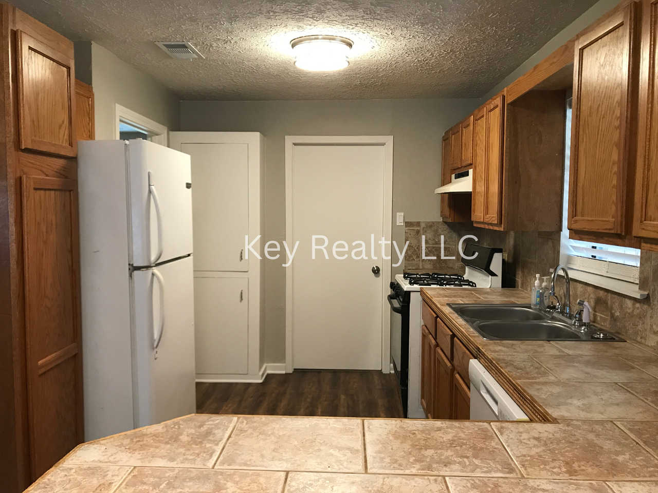2016 Clover Ln - Photo 5 of 10