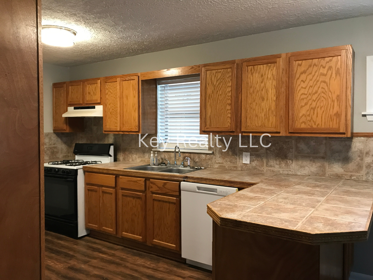 2016 Clover Ln - Photo 6 of 10