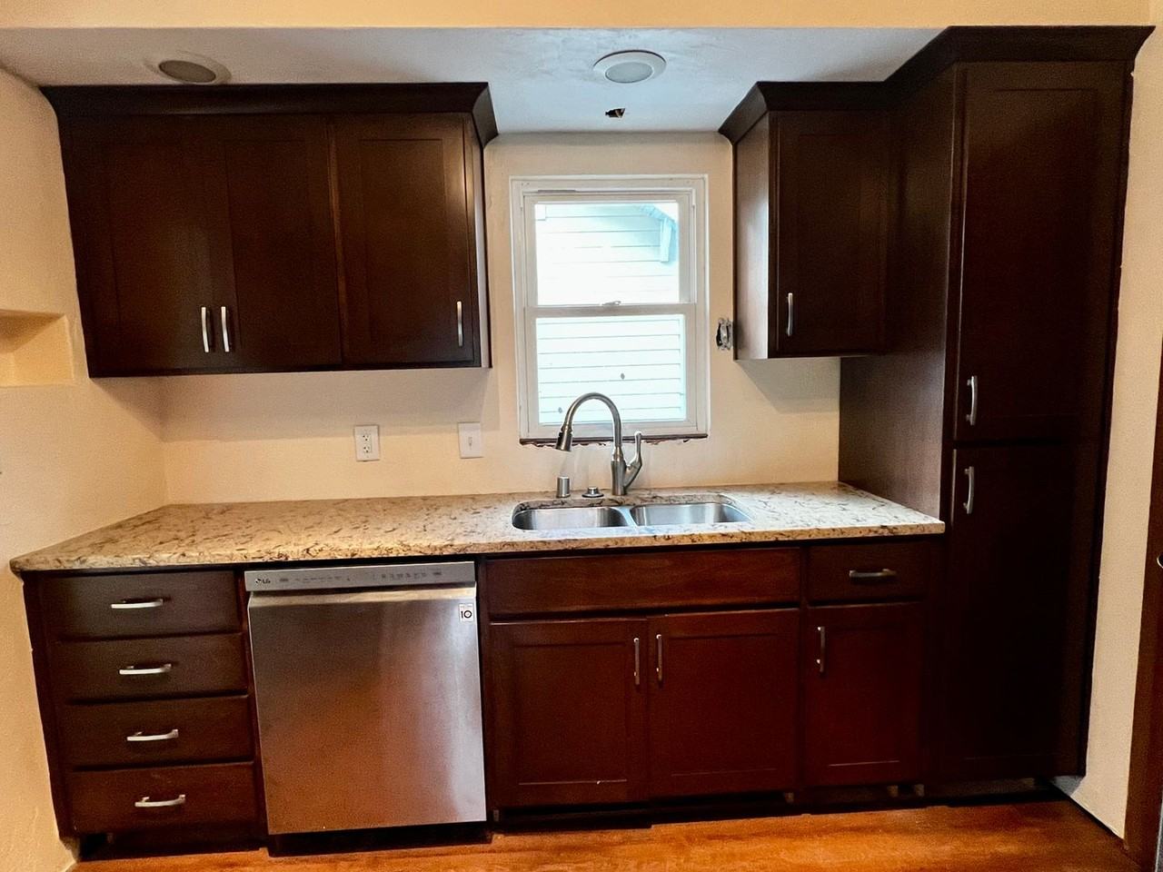 609 Maple St - Photo 7 of 13