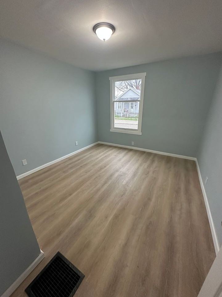 105 Starr Ave - Photo 5 of 8