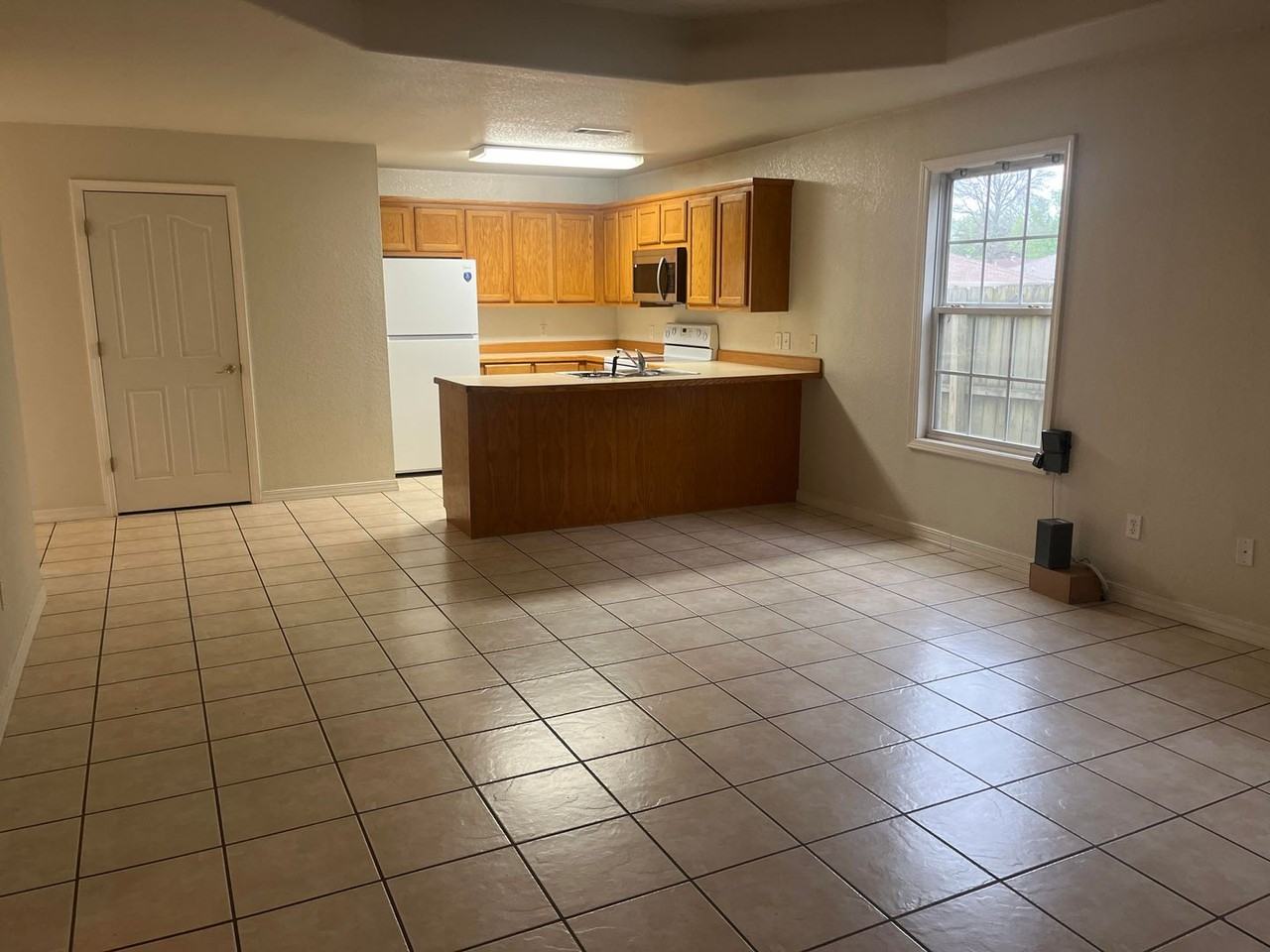 300 E Holly St - Photo 2 of 10