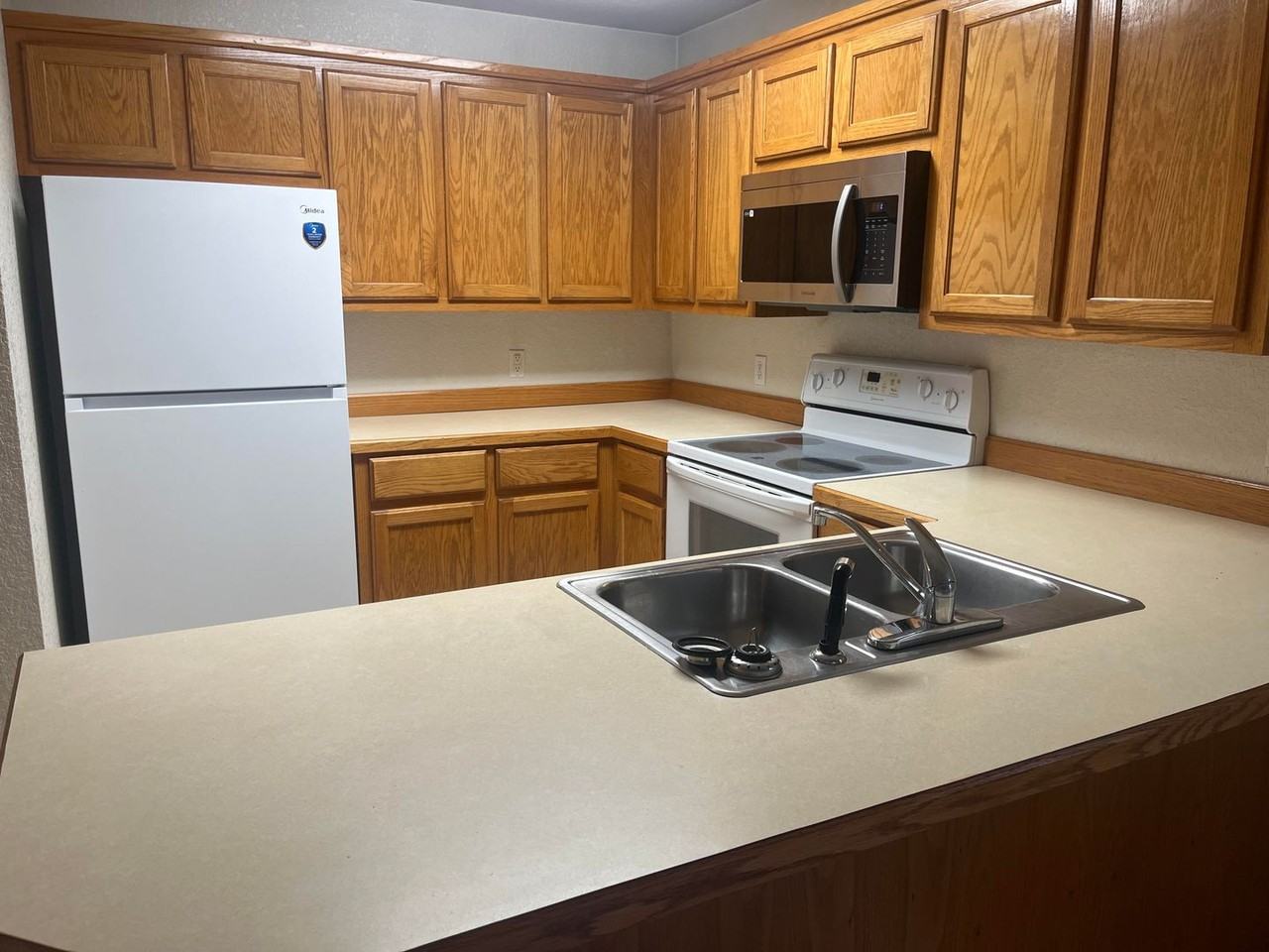300 E Holly St - Photo 3 of 10