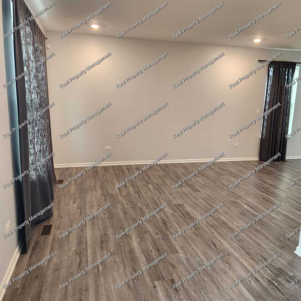 1915 E 110th Pl - Photo 4 of 20