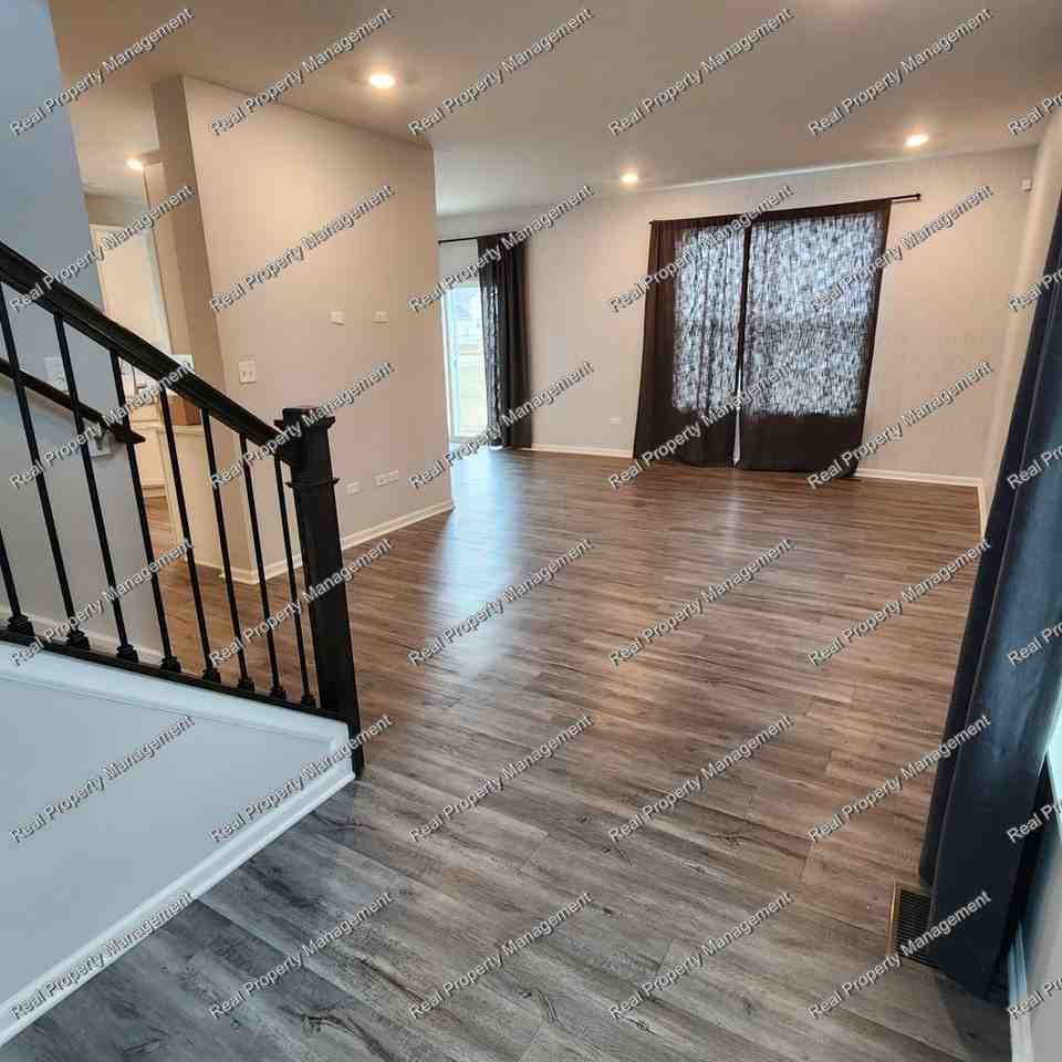 1915 E 110th Pl - Photo 3 of 20