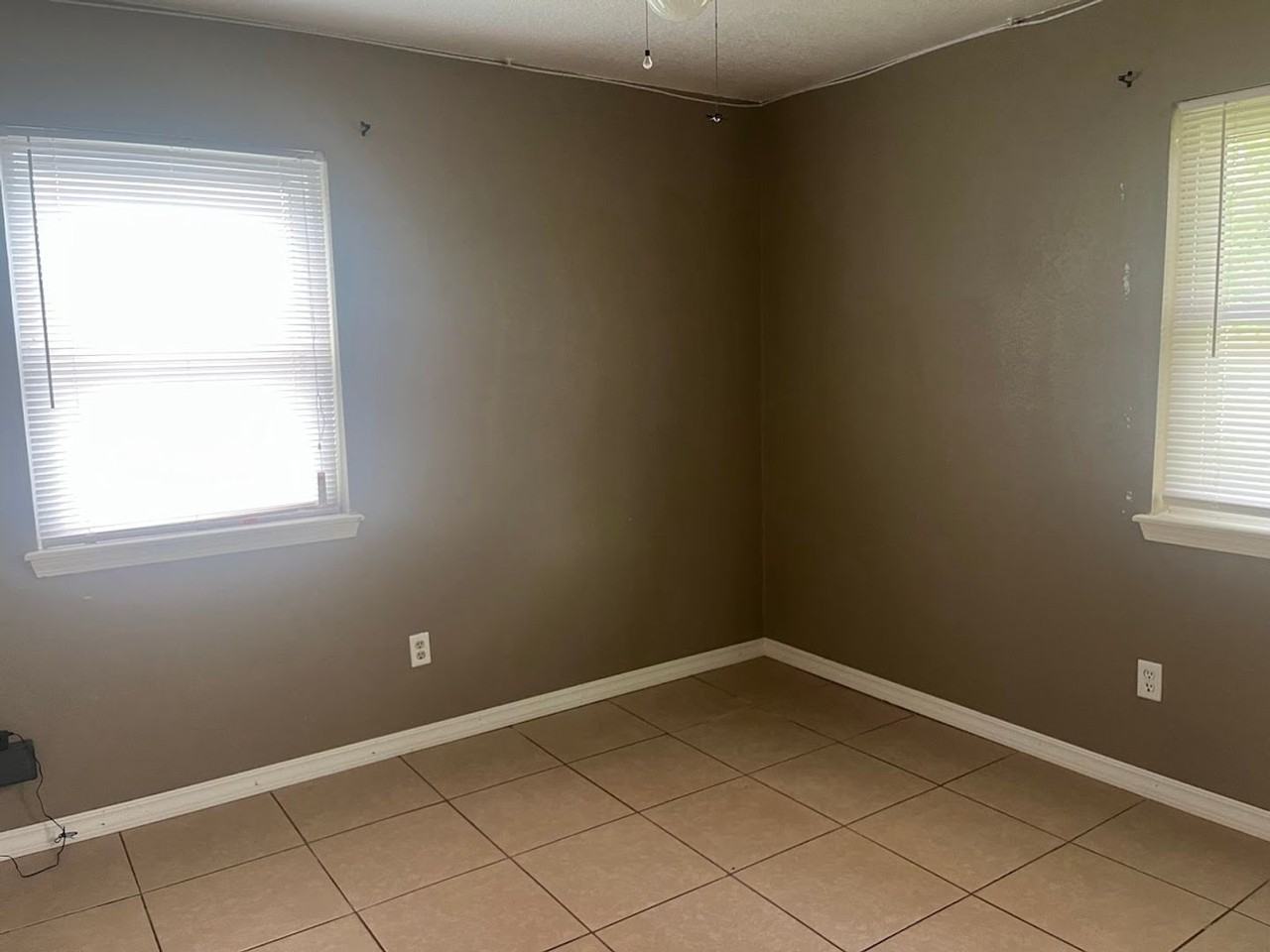 1510 N Knoxville Ave - Photo 3 of 12
