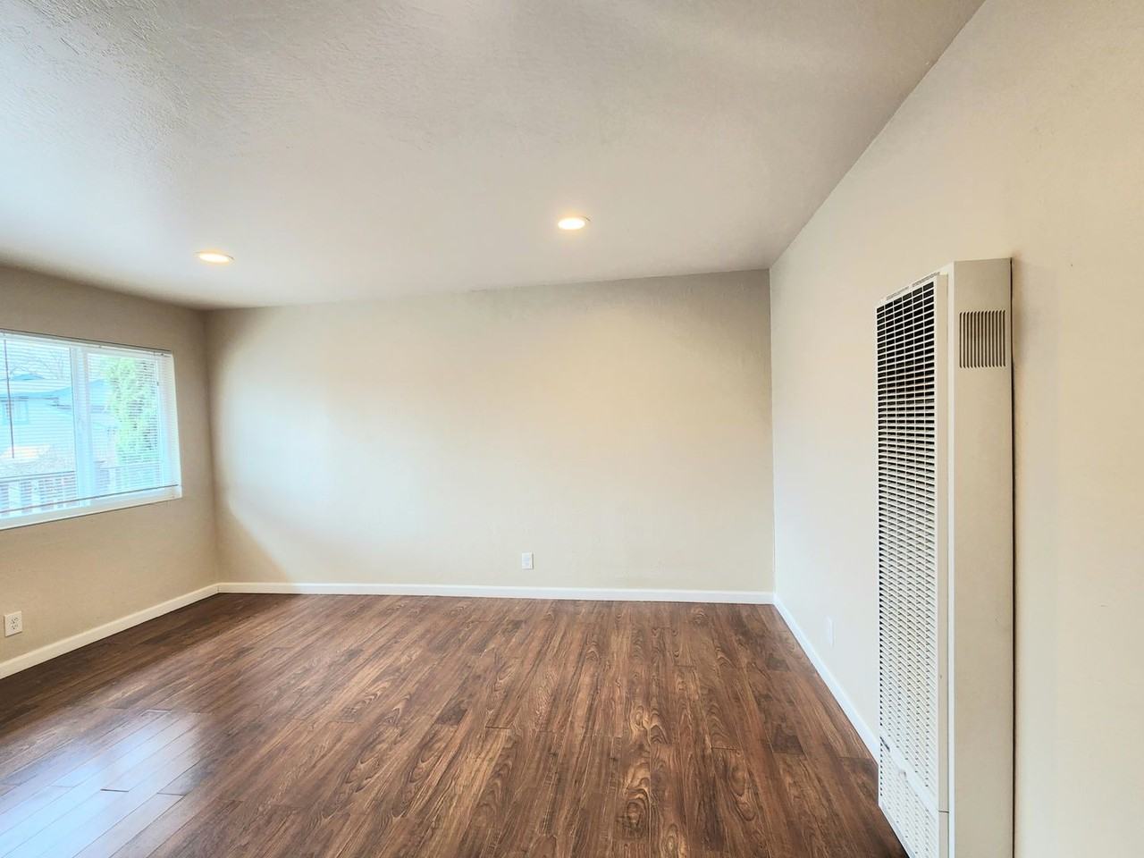 416 Poplar Ave - Photo 5 of 23