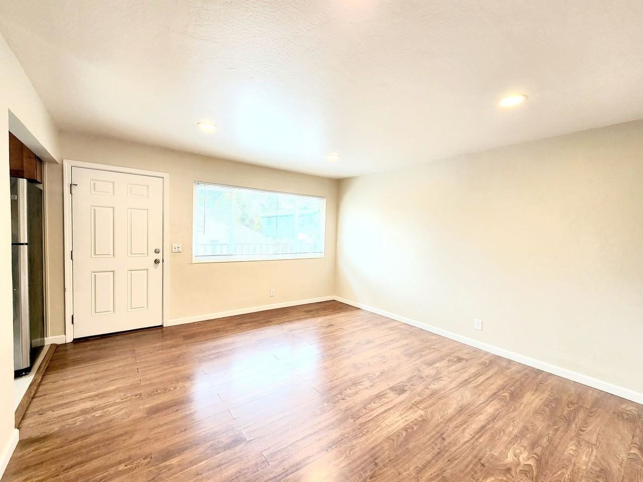 416 Poplar Ave - Photo 6 of 23