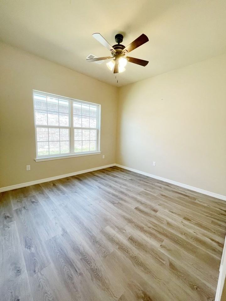 433 Venus Rd - Photo 4 of 11