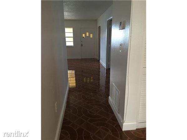 university manors - Photo 3 of 3