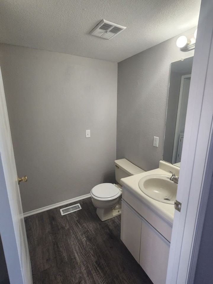 8069 Lexington Park Dr - Photo 4 of 17