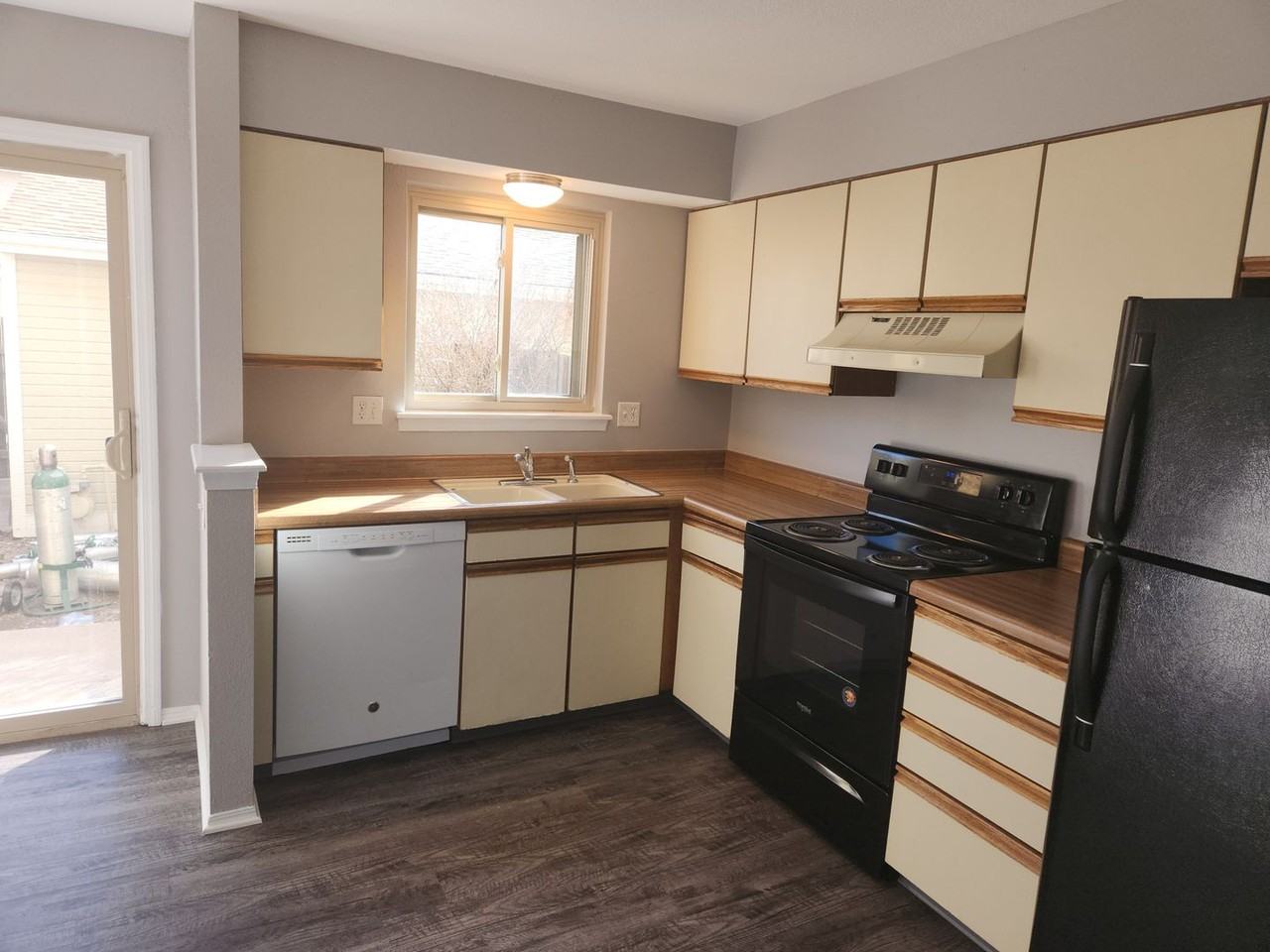 8069 Lexington Park Dr - Photo 5 of 17