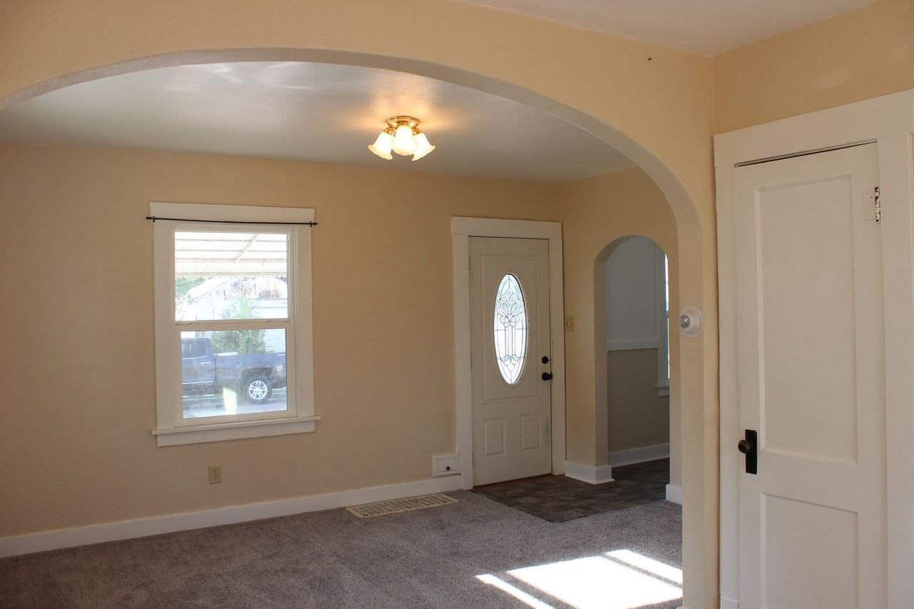 1407 Danforth Ave - Photo 2 of 11