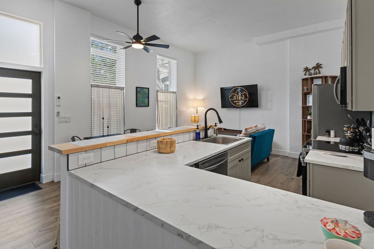 The Grand View Apartments - Photo 5 of 9