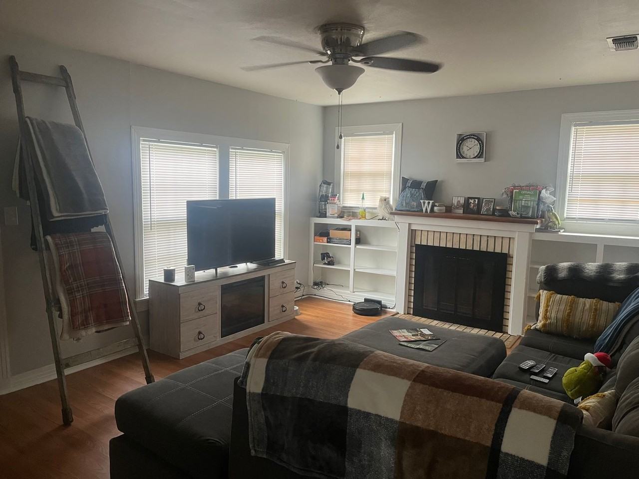 318 E Main St - Photo 2 of 3