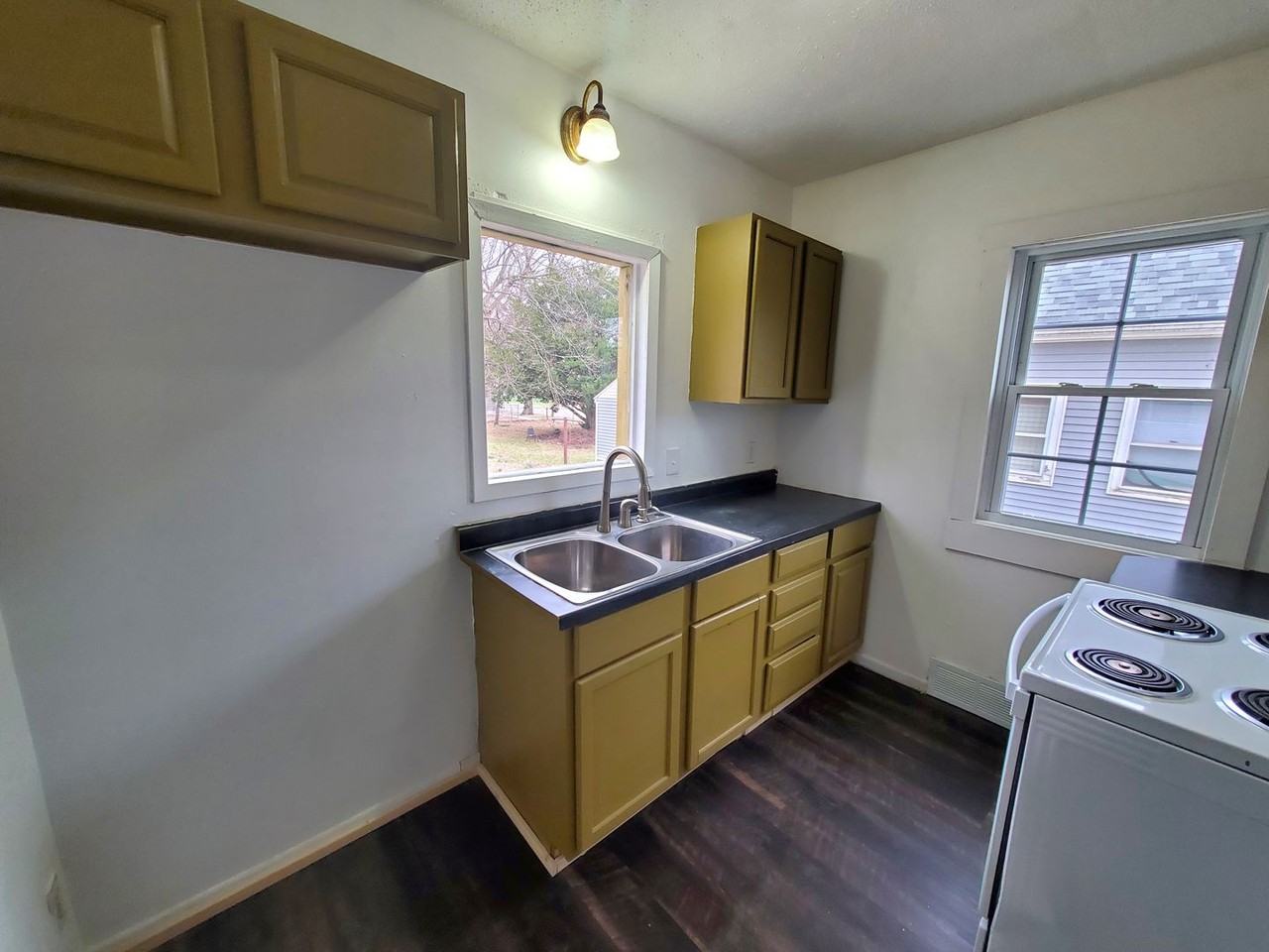 306 Charles St - Photo 4 of 15