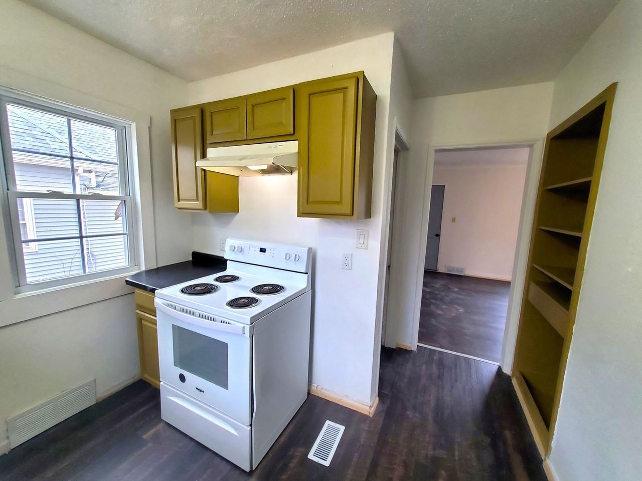 306 Charles St - Photo 5 of 15