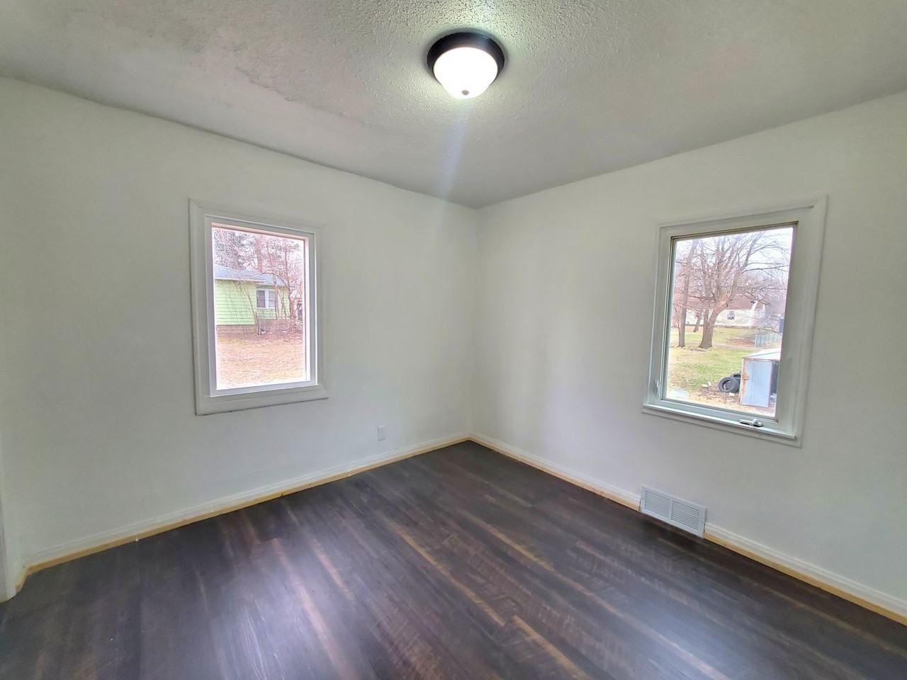 306 Charles St - Photo 6 of 15