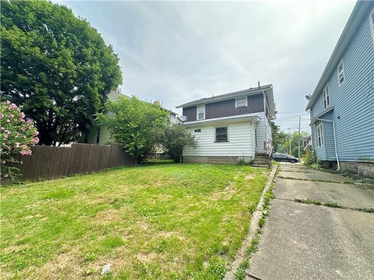 255 Jefferson Ave - Photo 2 of 11