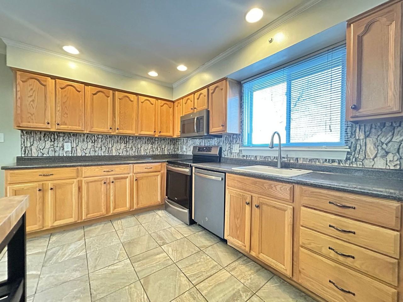 604 Cambria Ct - Photo 2 of 10
