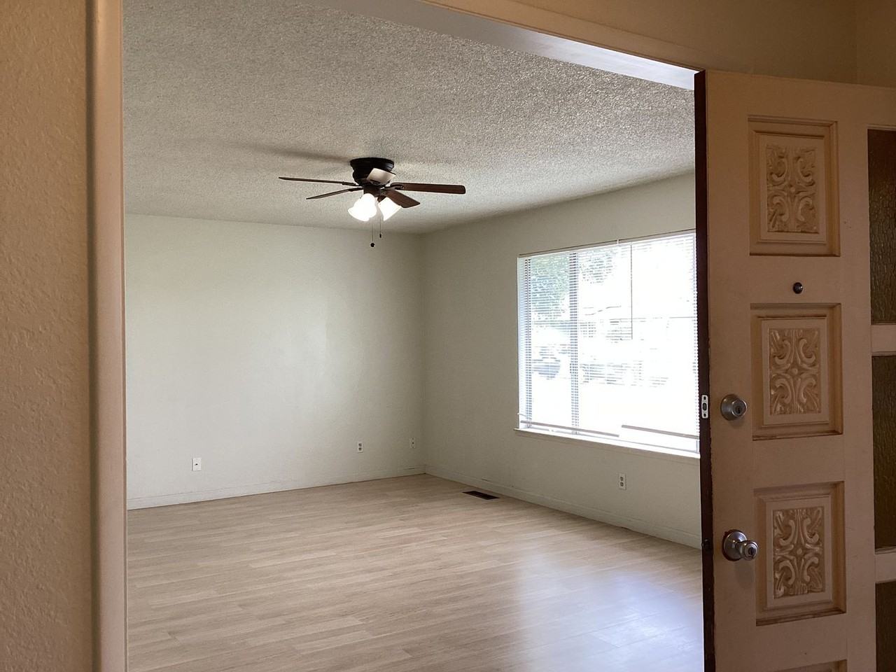 6893 N Rowell Ave - Photo 4 of 33