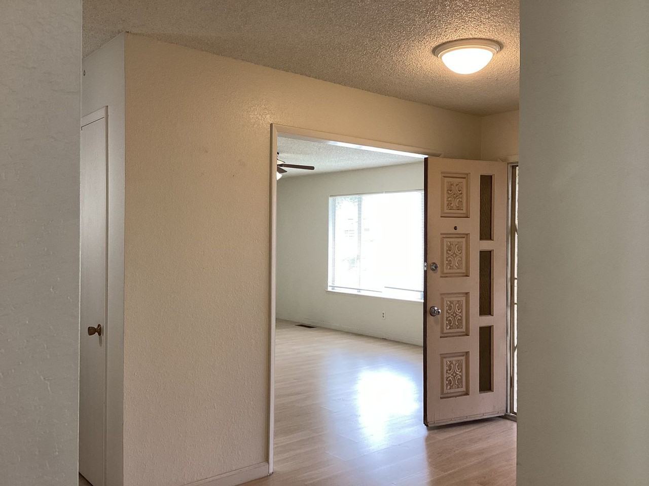 6893 N Rowell Ave - Photo 5 of 33