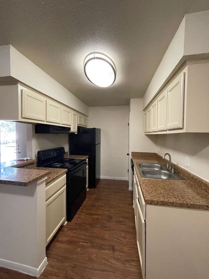 Champion Court Apartments - Photo 3 of 11
