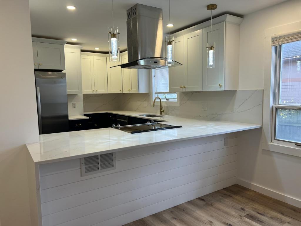 1043 University Ave - Photo 2 of 14