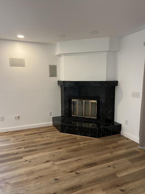 1043 University Ave - Photo 3 of 14