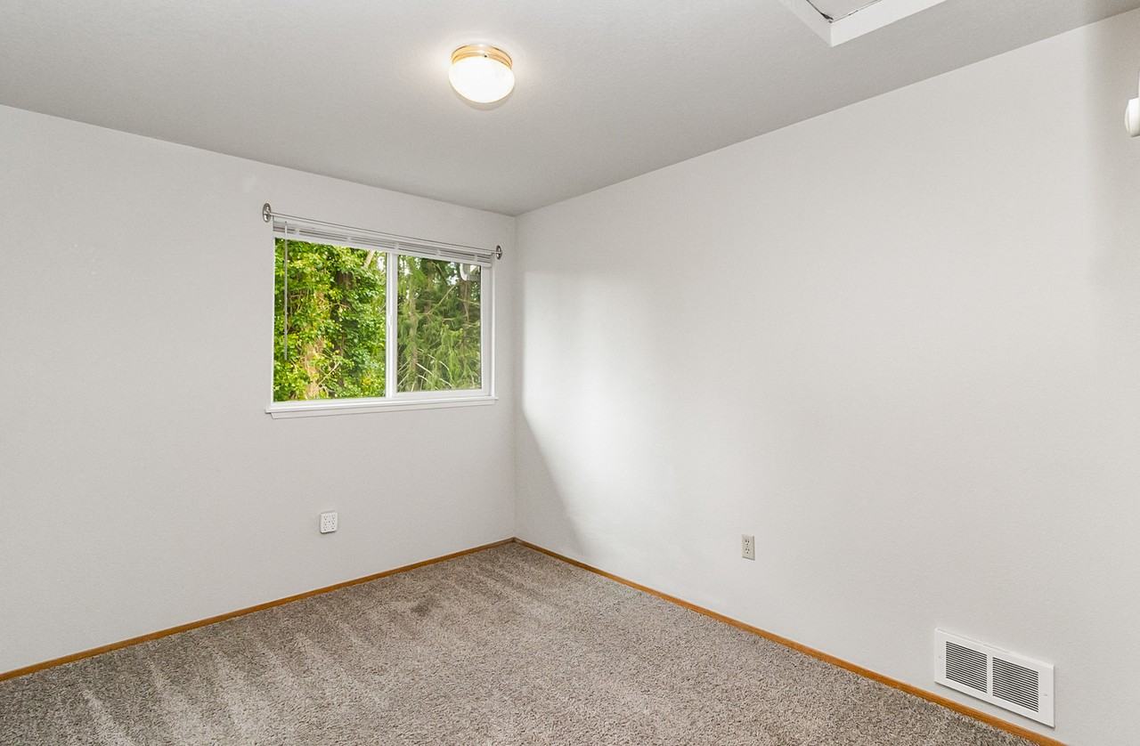 11508 51st Ave Ne #C - Photo 3 of 33